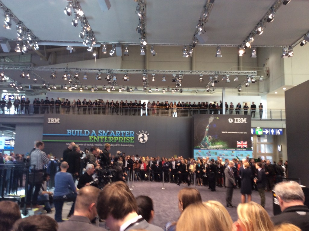 Alle Jahre wieder: warten auf die Kanzlerin am IBM Stand.