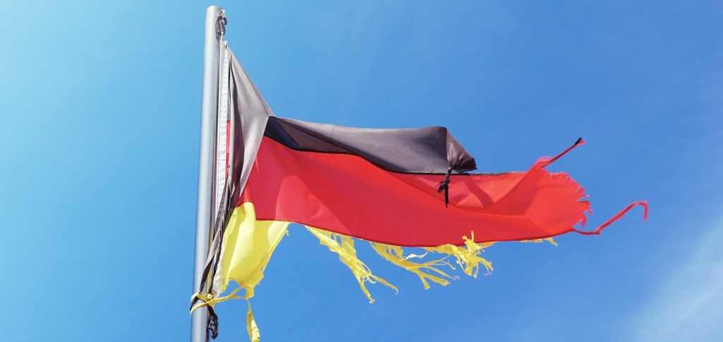 Wie kann aus dem 800 Seiten starken Papier schnell gelebte KI-Praxis werden? Andrea Martin bei #9vor9