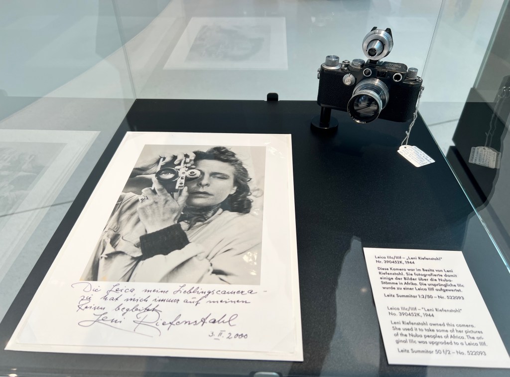 Natürlich gibt es auch historische Erinnerungen an den dunkle Zeit der deutschen Geschichte: Auch Reni Riefenstahl fotografierte mit einer Leica.